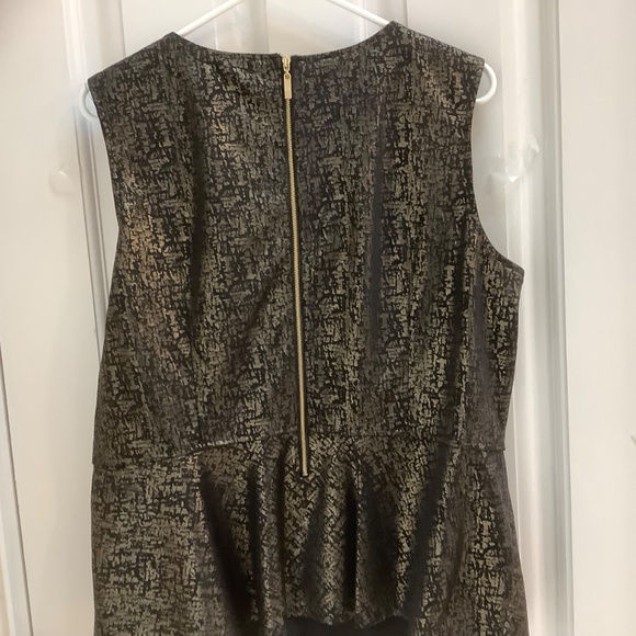 Sleeveless black and shimmery gold peplum top - Picture 2 of 4